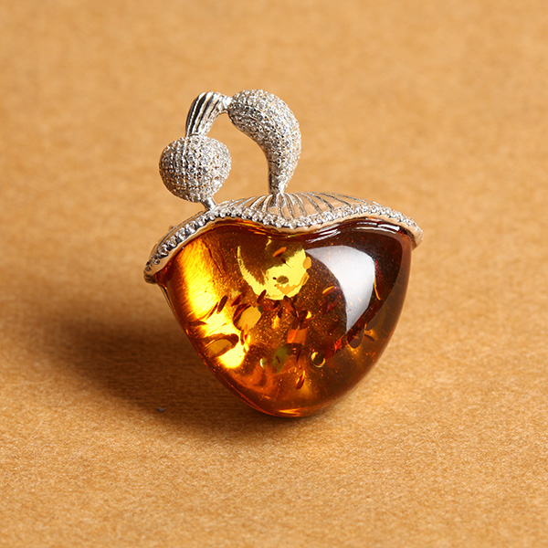 红叶珀银镶胸针