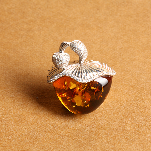 红叶珀银镶胸针