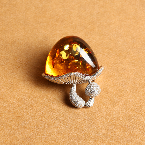 红叶珀银镶胸针